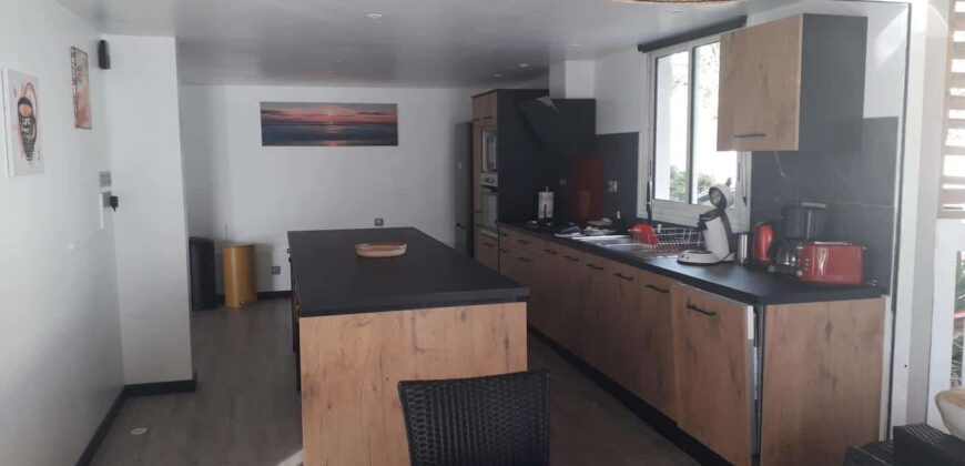 A louer une charmante villa meublée de 150m2 avec piscine située sur le bas de la Possession