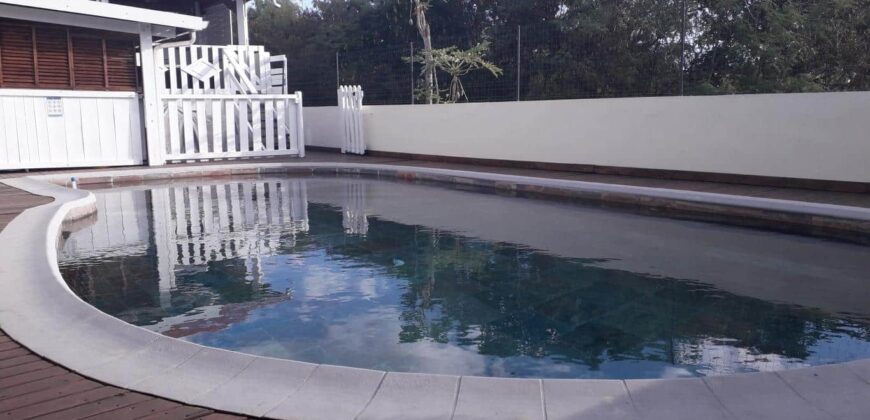 A louer une charmante villa meublée de 150m2 avec piscine située sur le bas de la Possession