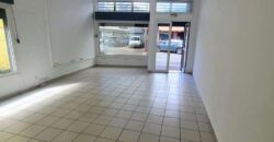 A louer grand local commercial/professionnel d’environ 80m2 au centre ville de Sainte Marie
