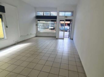 A louer grand local commercial/professionnel d’environ 80m2 au centre ville de Sainte Marie