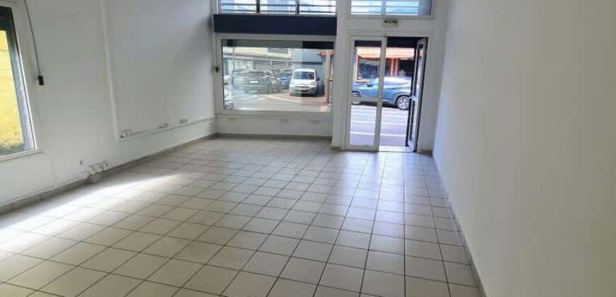 A louer grand local commercial/professionnel d’environ 80m2 au centre ville de Sainte Marie