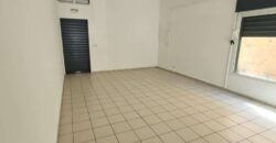 A louer grand local commercial/professionnel d’environ 80m2 au centre ville de Sainte Marie