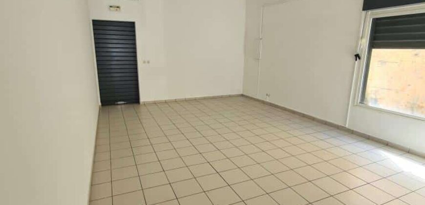 A louer grand local commercial/professionnel d’environ 80m2 au centre ville de Sainte Marie