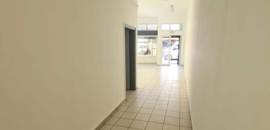 A louer grand local commercial/professionnel d’environ 80m2 au centre ville de Sainte Marie