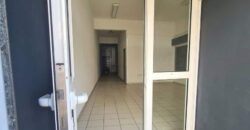 A louer grand local commercial/professionnel d’environ 80m2 au centre ville de Sainte Marie