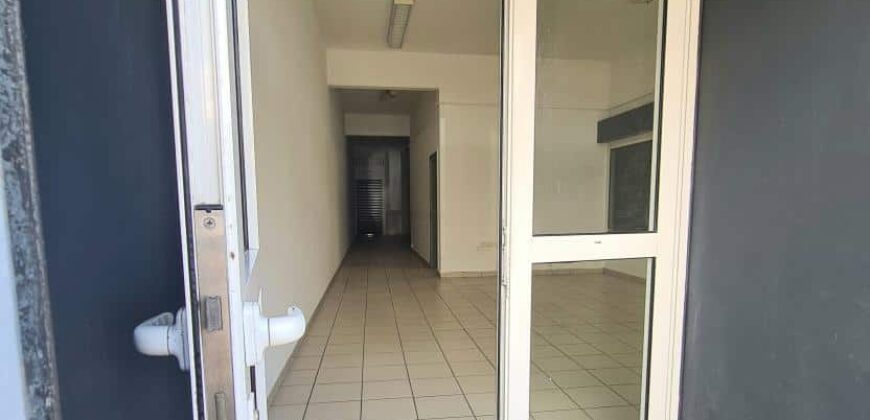 A louer grand local commercial/professionnel d’environ 80m2 au centre ville de Sainte Marie