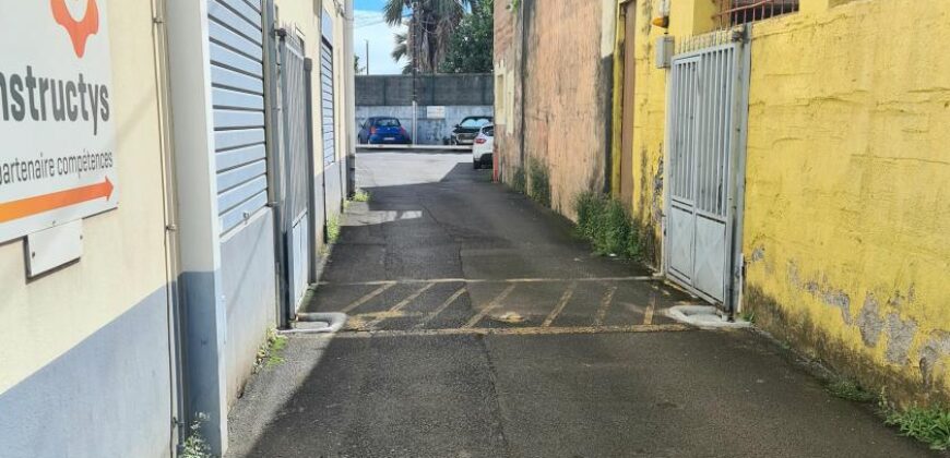 A louer grand local commercial/professionnel d’environ 80m2 au centre ville de Sainte Marie