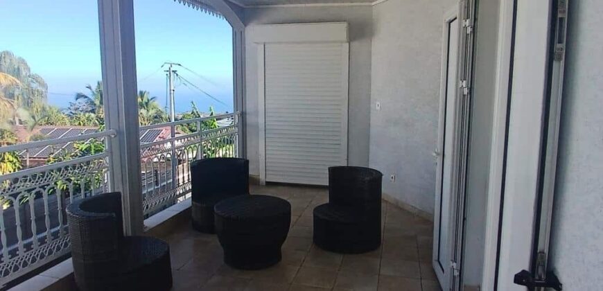 A louer appartement F3+ avec cour à l’Éperon dans les hauteurs de Saint-Gilles Les Hauts