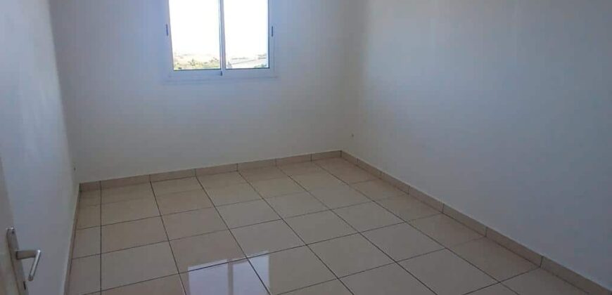 A louer appartement F3+ avec cour à l’Éperon dans les hauteurs de Saint-Gilles Les Hauts