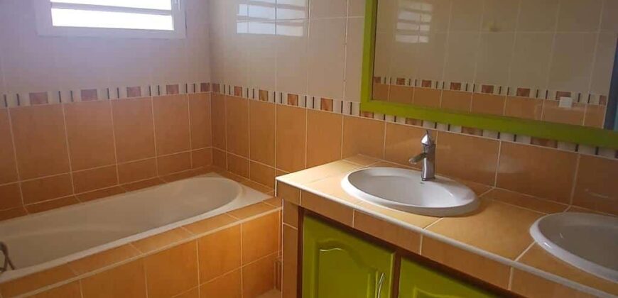 A louer appartement F3+ avec cour à l’Éperon dans les hauteurs de Saint-Gilles Les Hauts