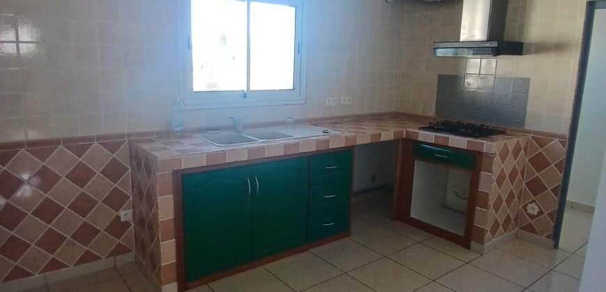 A louer appartement F3+ avec cour à l’Éperon dans les hauteurs de Saint-Gilles Les Hauts