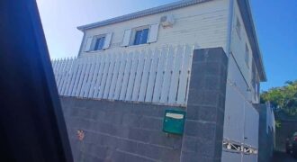A louer appartement F3+ avec cour à l’Éperon dans les hauteurs de Saint-Gilles Les Hauts