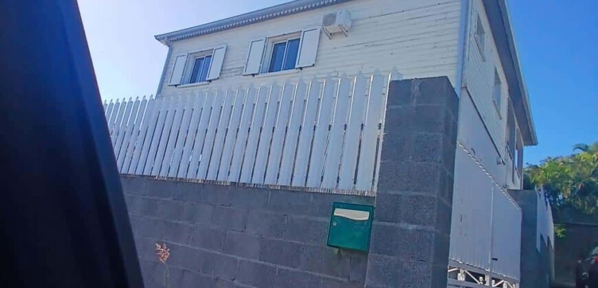 A louer appartement F3+ avec cour à l’Éperon dans les hauteurs de Saint-Gilles Les Hauts