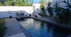 En location une charmante villa à étage de type F4 de 121 m2 avec piscine située sur le Port