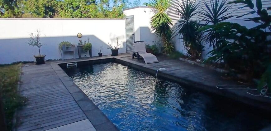 En location une charmante villa à étage de type F4 de 121 m2 avec piscine située sur le Port