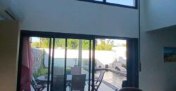 En location une charmante villa à étage de type F4 de 121 m2 avec piscine située sur le Port