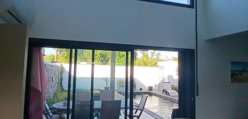 En location une charmante villa à étage de type F4 de 121 m2 avec piscine située sur le Port