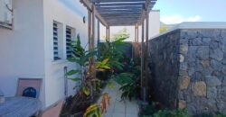 En location une charmante villa à étage de type F4 de 121 m2 avec piscine située sur le Port