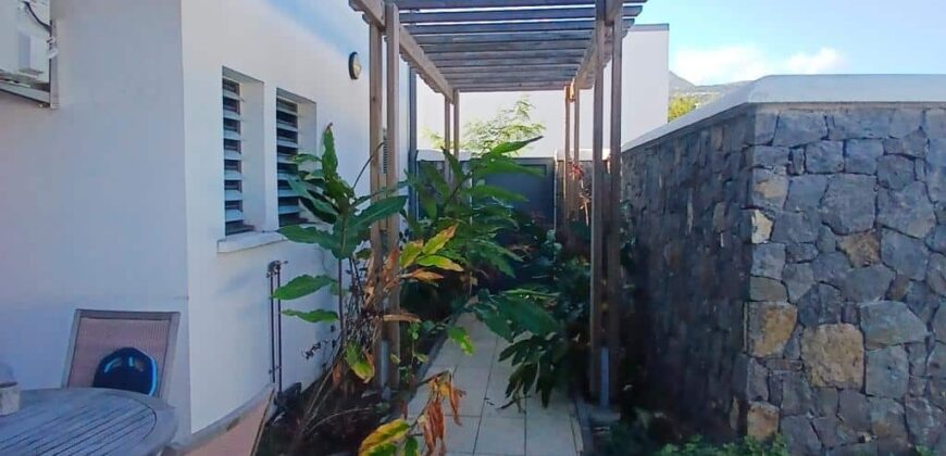 En location une charmante villa à étage de type F4 de 121 m2 avec piscine située sur le Port
