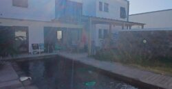 En location une charmante villa à étage de type F4 de 121 m2 avec piscine située sur le Port