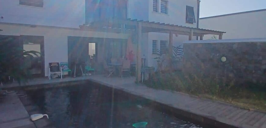 En location une charmante villa à étage de type F4 de 121 m2 avec piscine située sur le Port