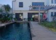 En location une charmante villa à étage de type F4 de 121 m2 avec piscine située sur le Port
