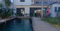 En location une charmante villa à étage de type F4 de 121 m2 avec piscine située sur le Port