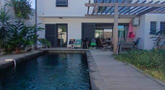 En location une charmante villa à étage de type F4 de 121 m2 avec piscine située sur le Port