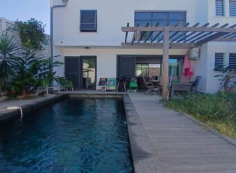 En location une charmante villa à étage de type F4 de 121 m2 avec piscine située sur le Port