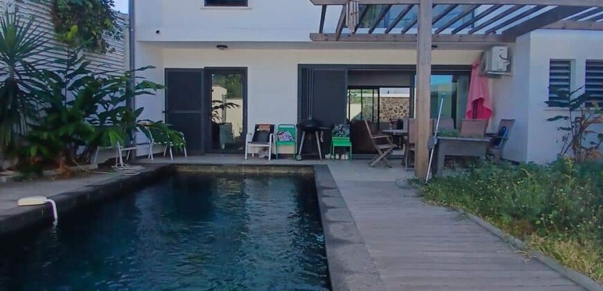En location une charmante villa à étage de type F4 de 121 m2 avec piscine située sur le Port