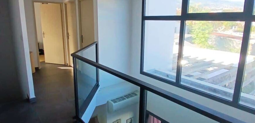 En location une charmante villa à étage de type F4 de 121 m2 avec piscine située sur le Port