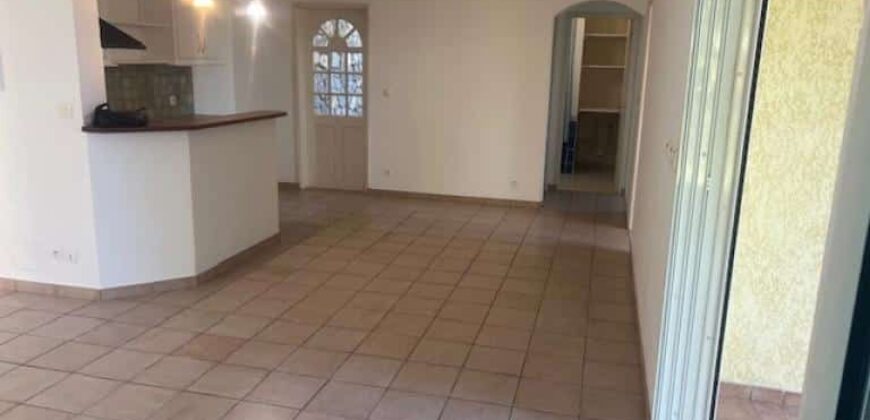Location d’un appartement T4 situé aux Avirons dans une petite copropriété calme