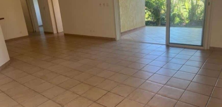 Location d’un appartement T4 situé aux Avirons dans une petite copropriété calme