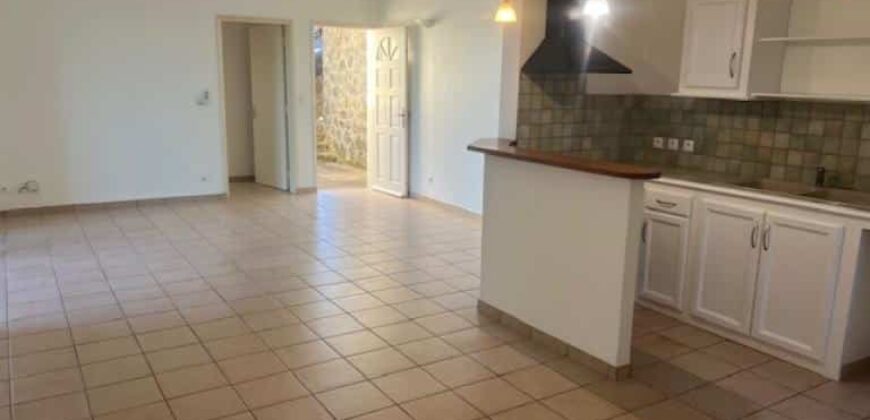 Location d’un appartement T4 situé aux Avirons dans une petite copropriété calme