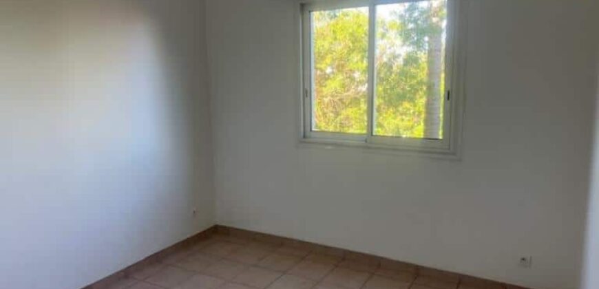 Location d’un appartement T4 situé aux Avirons dans une petite copropriété calme