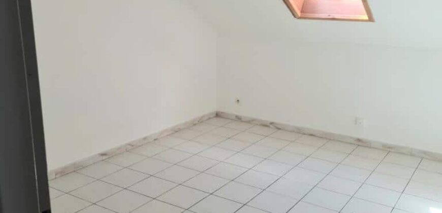 Appartement T3 de 72 m2 à louer situé dans une résidence calme au centre-ville de Sainte Marie