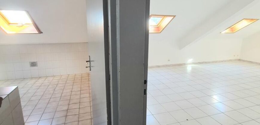 Appartement T3 de 72 m2 à louer situé dans une résidence calme au centre-ville de Sainte Marie