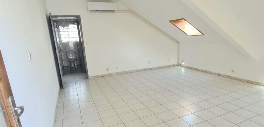 Appartement T3 de 72 m2 à louer situé dans une résidence calme au centre-ville de Sainte Marie