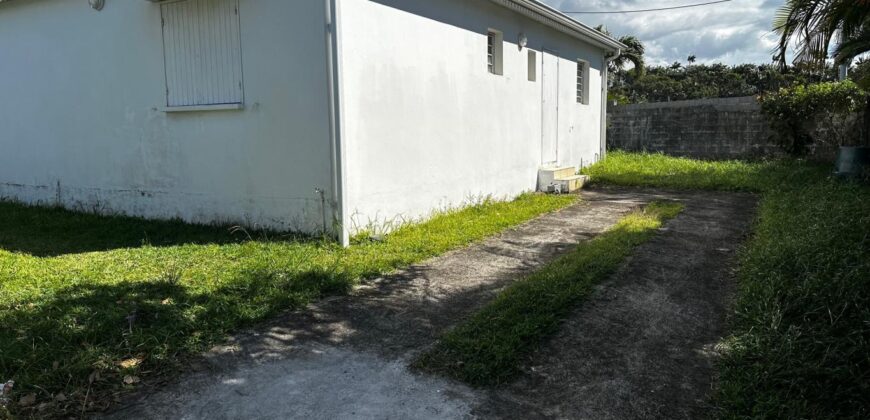 Location d’une villa F3 avec jardin clôturé dans un lotissement résidentiel proche du centre-ville de Saint-André
