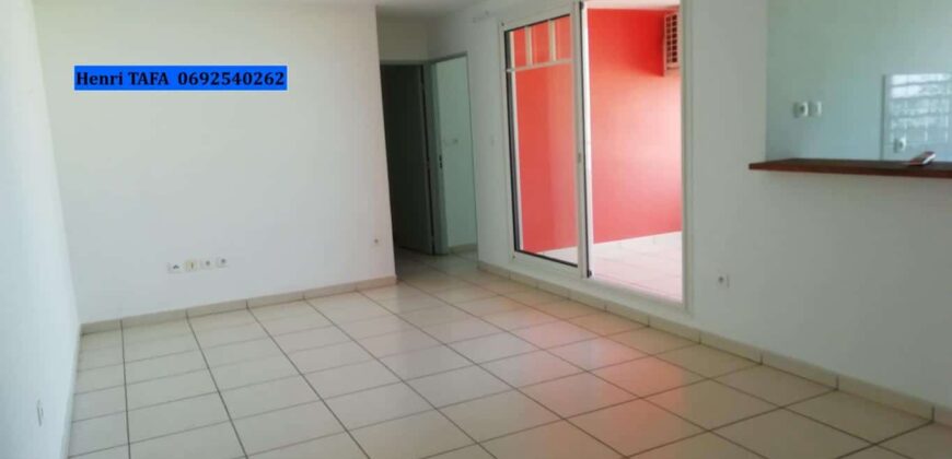 En vente un appartement T2 avec petit jardin situé dans une résidence sécurisée à Saint Joseph