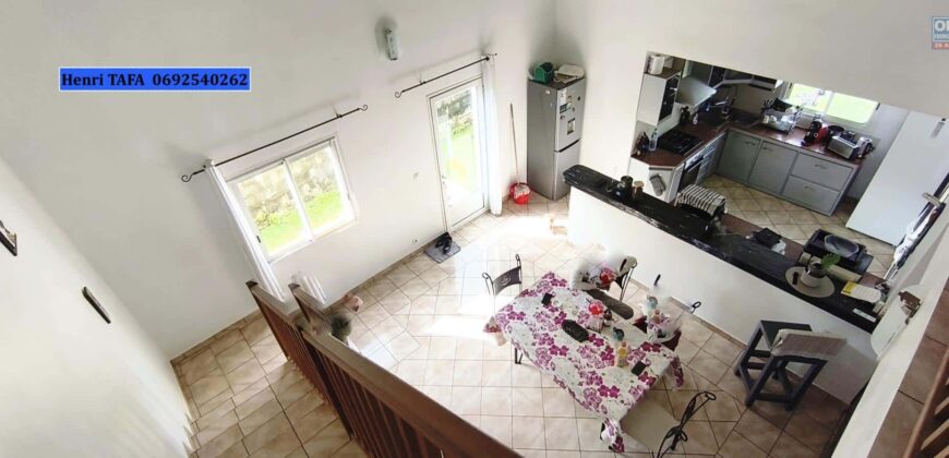 À louer une villa meublée de type F5/F6 à étage de 162.65 m2 située sur le secteur de Jean-Petit