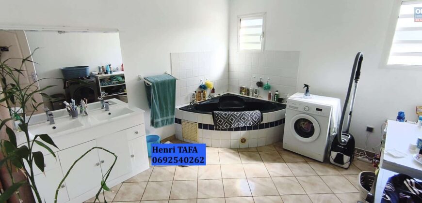 À louer une villa meublée de type F5/F6 à étage de 162.65 m2 située sur le secteur de Jean-Petit
