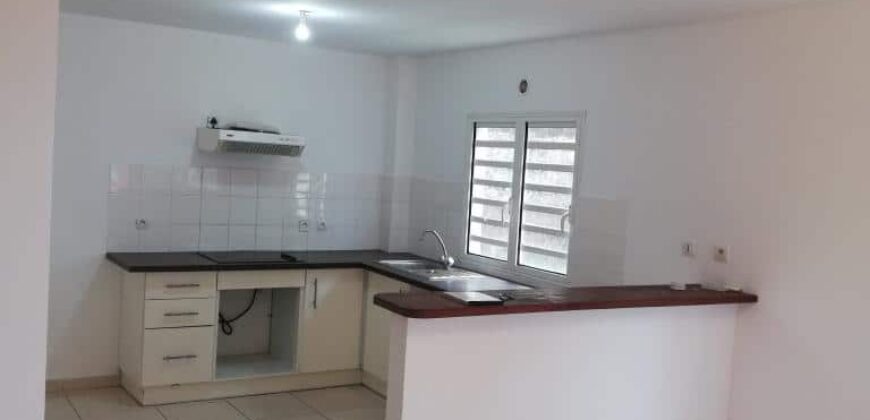À vendre lumineux appartement T3 de 59.54 m2 situé dans une résidence calme et sécurisée à Saint Joseph