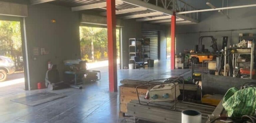 À vendre entrepôt de 268 m2 sur un terrain de 1039 m2 situé dans la dynamique zone Artisanale des Sables d’or à Etang Salé Les Hauts
