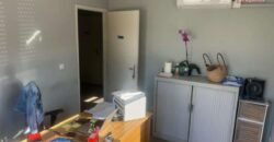 À vendre entrepôt de 268 m2 sur un terrain de 1039 m2 situé dans la dynamique zone Artisanale des Sables d’or à Etang Salé Les Hauts
