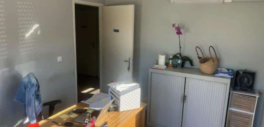 À vendre entrepôt de 268 m2 sur un terrain de 1039 m2 situé dans la dynamique zone Artisanale des Sables d’or à Etang Salé Les Hauts