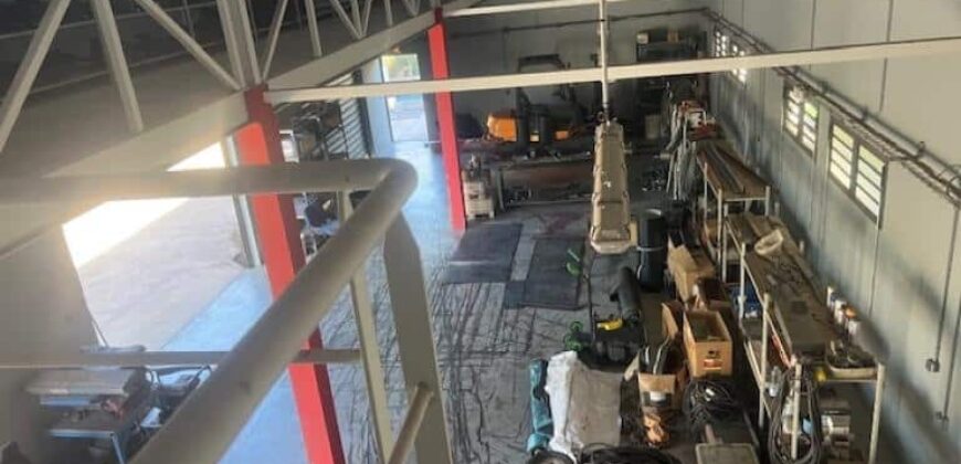 À vendre entrepôt de 268 m2 sur un terrain de 1039 m2 situé dans la dynamique zone Artisanale des Sables d’or à Etang Salé Les Hauts