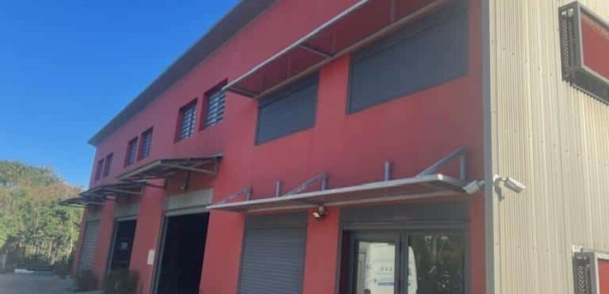 À vendre entrepôt de 268 m2 sur un terrain de 1039 m2 situé dans la dynamique zone Artisanale des Sables d’or à Etang Salé Les Hauts