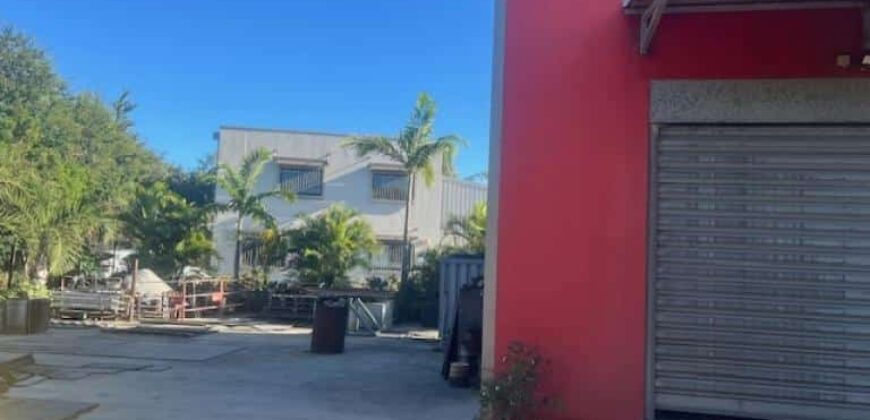 À vendre entrepôt de 268 m2 sur un terrain de 1039 m2 situé dans la dynamique zone Artisanale des Sables d’or à Etang Salé Les Hauts