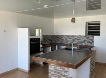 En location une villa T5 de 90 m2 située dans l’un des plus anciens quartiers de Terre Sainte